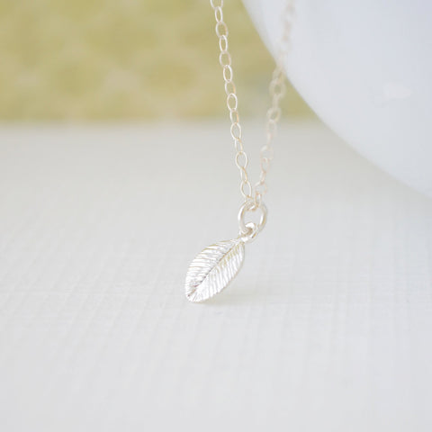 Tiny silver leaf necklace - 1143